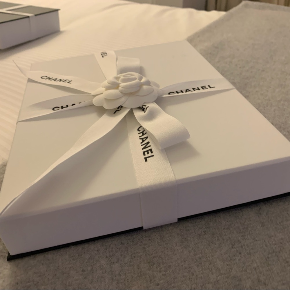 Brand new Authentic Rare from Paris Chanel White Gift Box with Ribbon,rare! - Picture 4 of 13